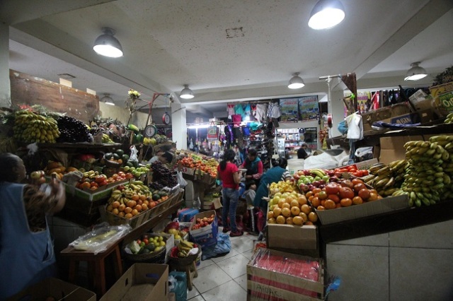 Os mercados locais do Peru são assim: vão de frutas a roupas em questão de centímetros.