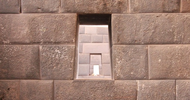 Janela de um cômodo dedicado ao arco-íris. Simetria dos incas